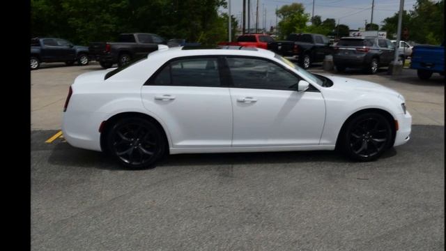 2021 Chrysler 300 300S RWD - Blossom Chevrolet - Indianap... смотреть онлайн