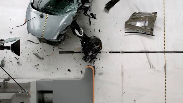 2014 Ford C-Max Hybrid driver-side small overlap IIHS crash test смотреть онлайн