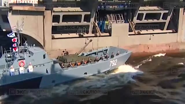 Катер типа «Серна» врезался в опору Благовещенского моста смотреть онлайн