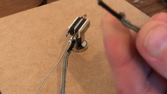 How to Wire a Les Paul Toggle Switch (Using Braided Guitar Wire) смотреть онлайн