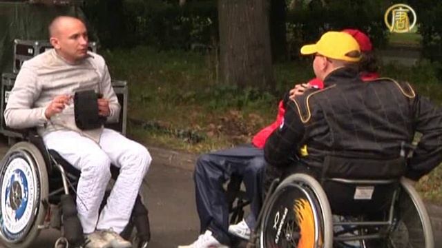 Фехтовальщики на колясках показывают своё мастерство. Репортаж про сильных духом смотреть онлайн