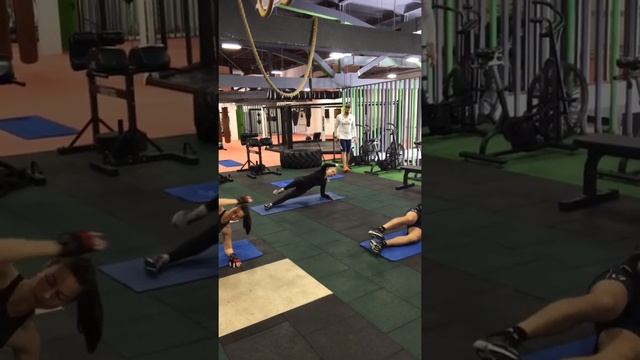 Боковая планка с касанием колена локтем смотреть онлайн