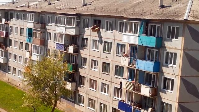 Только в России так могут выносить мебель...)