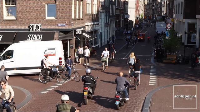 Unbelievably busy bicycle crossing in Amsterdam смотреть онлайн