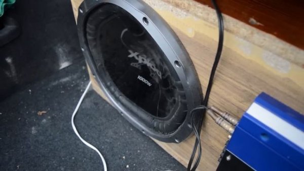 Удачный ЧВ короб с сабвуфером xplod 12 дюймов трясет машину