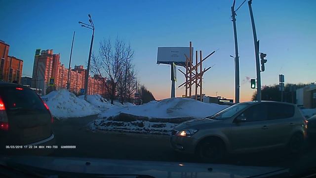 Не пропустил пешехода, получил перцовым баллончиком. смотреть онлайн