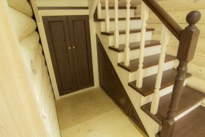 Изготовление филенчатых дверей из мебельного щита под лестницу