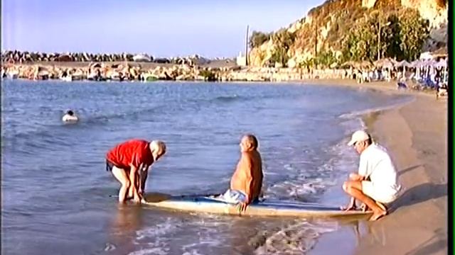 Funny canoeing - the whole beach starts laughing смотреть онлайн