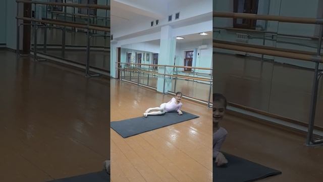 Упражнение на полу. Сколько труда и терпения. Маленькая Анечка Баринова смотреть онлайн