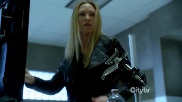 Fringe Episode 5.12 Scene - Jumping Across смотреть онлайн