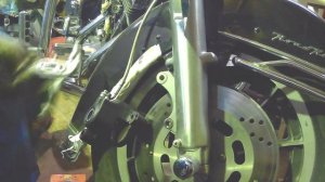 Замена передних тормозных колодок на Harley-Davidson FLHRCI 1997