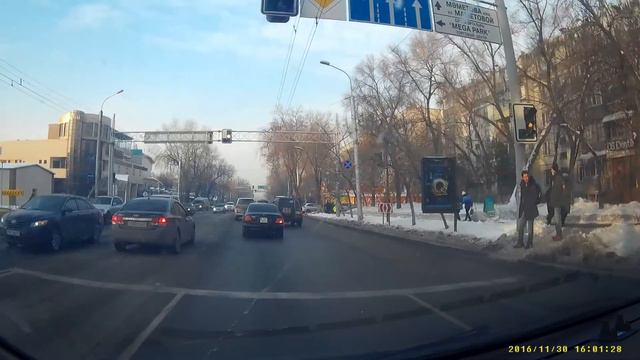 Безпредел. Алматы. Мерседес прет на красный свет смотреть онлайн