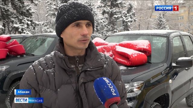 Школьные автобусы и автомобили Нива вручали сегодня на Первомайской площади в Абакане смотреть онлайн
