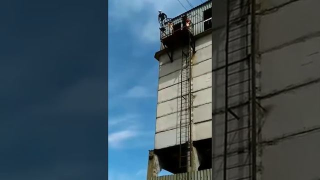 Прыжок с 25 метров. Вид с земли смотреть онлайн