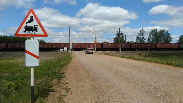 ОГРОМНЫЙ СОСТАВ ПОЕЗДА ПРОМЧАЛСЯ ЧЕРЕЗ ЖД ПЕРЕЕЗД, СОТРЯСАЯ ВСЕ ВОКРУГ!!! смотреть онлайн