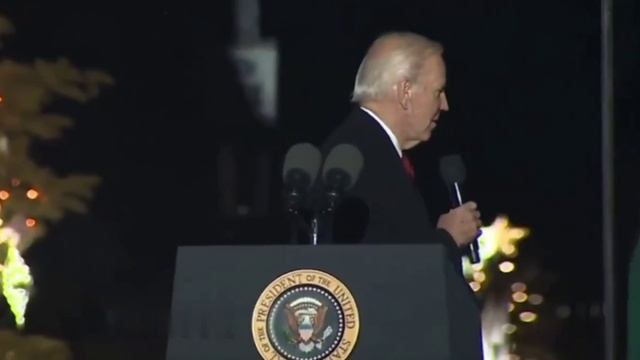 На церемонии открытия рождественской ёлки в США растерянный Байден похитил со сцены микрофон. смотреть онлайн