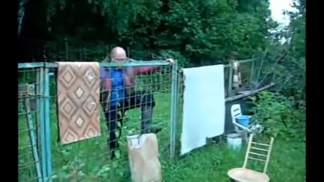 Мега прикол. Мужик прыгает с топором! смотреть онлайн