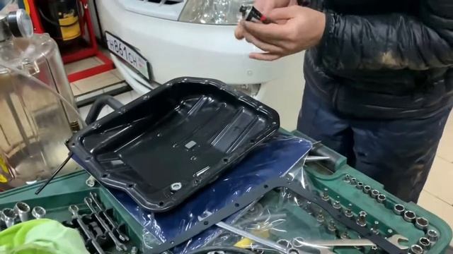Toyota Alphard замена масла+фильтр акпп смотреть онлайн