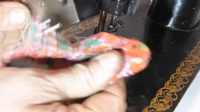 главное место СКОПЛЕНИЯ МУСОРА швейной машинки и снять подигольную пластину для уборки смотреть онлайн