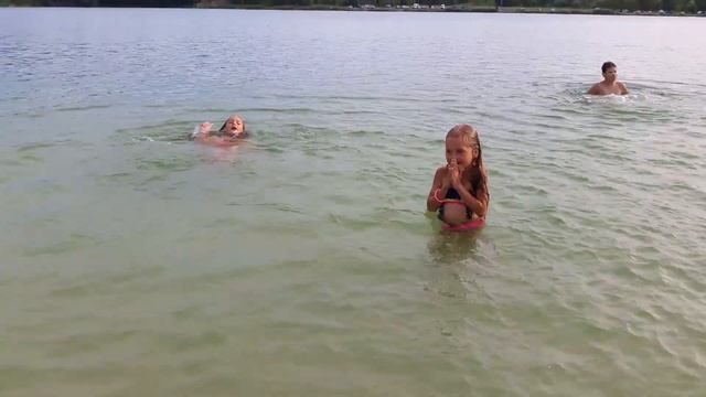 Озеро лазурное, девочки купаются.