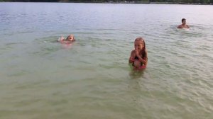 Озеро лазурное, девочки купаются.