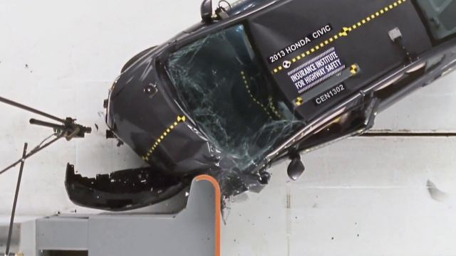 2013 Crash Test Honda Civic 4-door IIHS Small Overlap Test [Good] смотреть онлайн