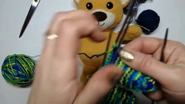 Одежда для игрушки. Вязаные штаны для медвежонка. смотреть онлайн