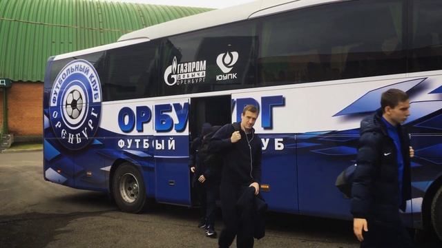 Оренбург-Факел. Команды прибыли на стадион смотреть онлайн