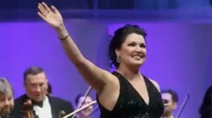 Анна Нетребко удивила в соблазнительном наряде