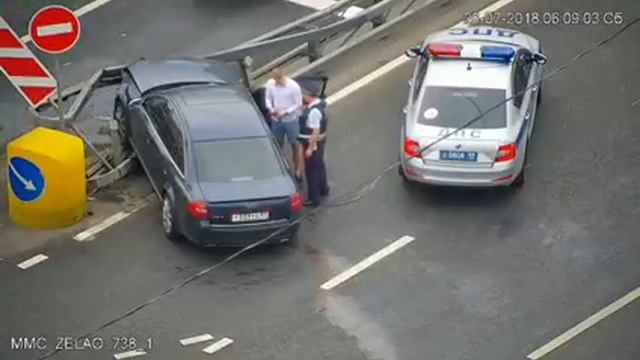 Дебил малолетний 2. Ходит за машину держась. смотреть онлайн