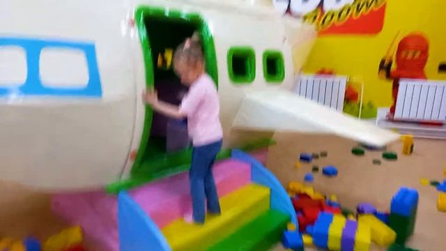Ника в Детском Игровом Центре | Прыгаем на Батуте | Катаемся с Горки смотреть онлайн
