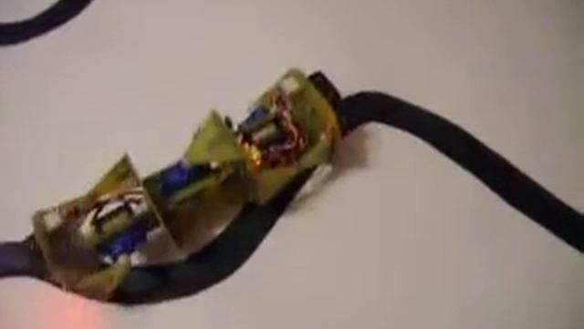 Робот-гусеница ползет по черной линии смотреть онлайн