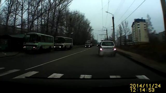 Ребенок упал на пешеходном переходе смотреть онлайн
