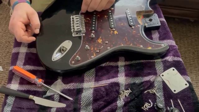 Fender Stratocaster: Replacing The Neck & Pick Guard смотреть онлайн