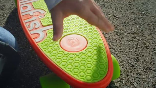 Новинка 2020 - Скейтборд для детей и начинающих с ручкой Chillafish Skatie Scootie смотреть онлайн