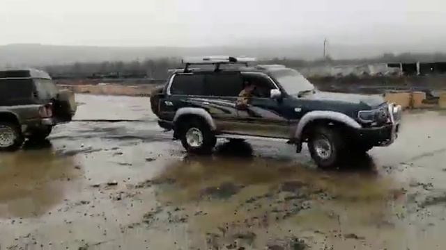 На материке Nissan Safari и Toyota Land Cruiser перетягивали канат смотреть онлайн