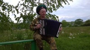 Я зеленую фуражку берегу.