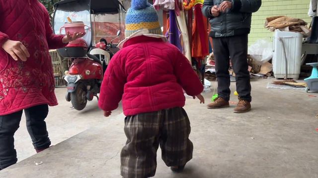 广西姑娘远嫁四川，春节娱乐截然不同，热闹并无聊着 смотреть онлайн