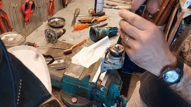 RIPARARE PULSANTE E SPAZZOLE CARBONCINI SMERIGLIATRICE ANGOLARE MAKITA 9554NB смотреть онлайн