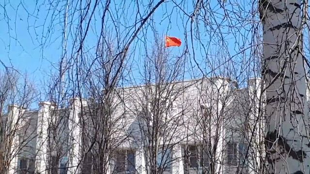Над Рыбинской администрацией в честь Дня рождения Ленина вывесили красный флаг смотреть онлайн