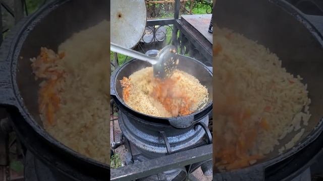 Папа готовит плов🔥 🫕 #плов #казан #печьсвоимируками #печьдляказана #готовимнадаче #печь #дача