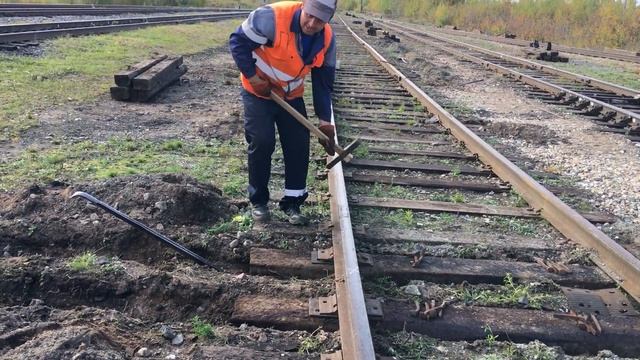 Профессиональная зашивка костылей на железнодорожном пути смотреть онлайн