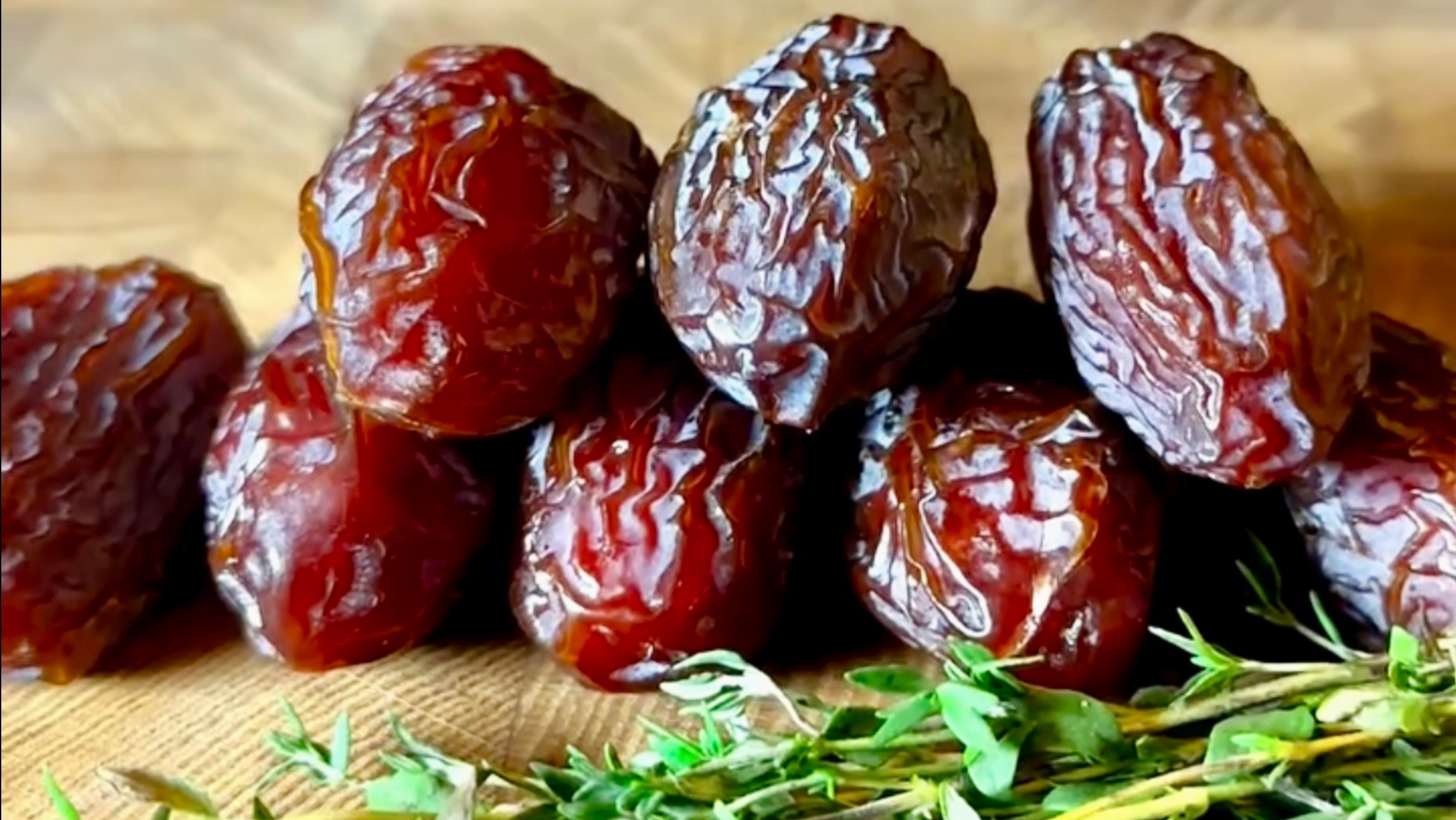 Готовим финики с прошутто и сыром бри