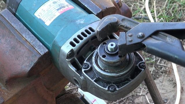 Заклинило гайку на болгарке как открутить. Проверенный способ без вранья и фейка. смотреть онлайн