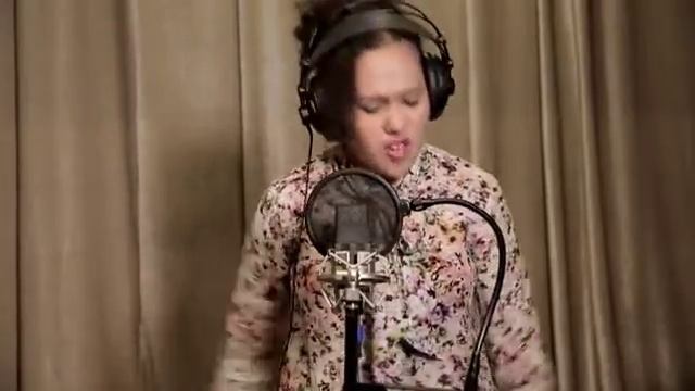 Natasha Sass sings Down To Earth - 13 Year Old Singer смотреть онлайн