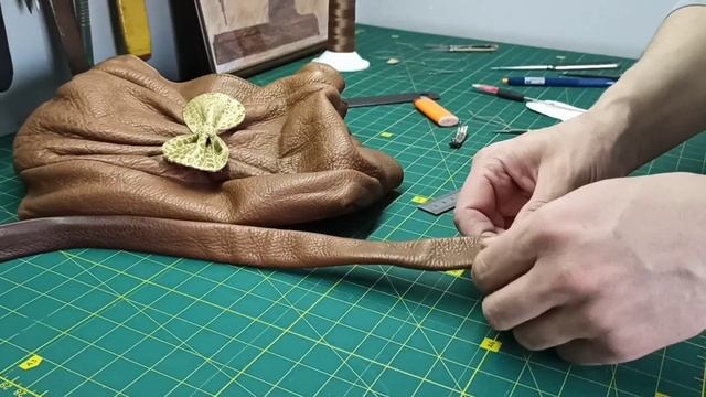 Замена ручек на сумке . Украшение, бантик из кожи крокодила. Decoration, crocodile leather bow смотреть онлайн