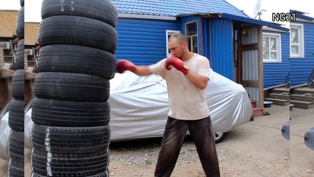 NG21 тренировки на заднем дворе. Демонстрации боевых навыков.Скорость ног и рук. Сельский Брюс Ли. смотреть онлайн