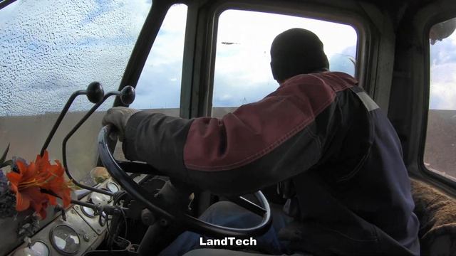 Старый гусеничный трактор Т-150 в отличном состоянии! Закрытие влаги поперек борозды! смотреть онлайн