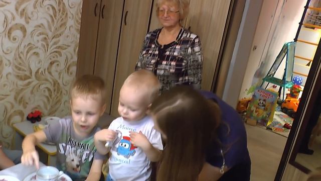 День рождения Миши 2года, что на ПРАЗДНИЧНОМ СТОЛЕ смотреть онлайн
