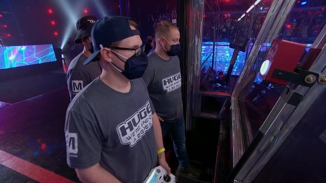 THAT RECOIL IS INSANE! | BattleBots Top 32 Bonus Fight | Uppercut vs. HUGE смотреть онлайн